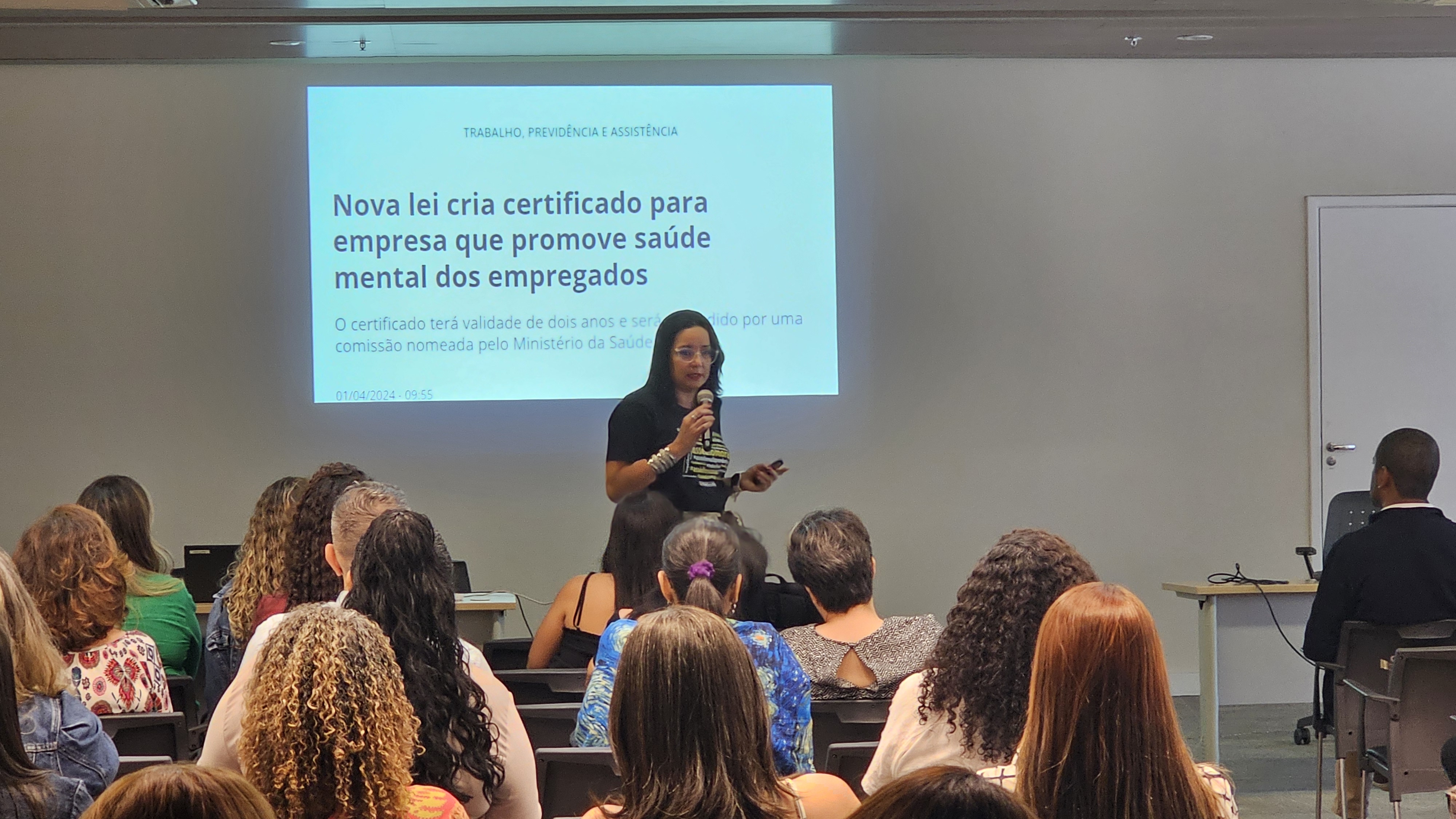 Quem Cuida da Sua Reputação Quando Você Não Está na Sala?